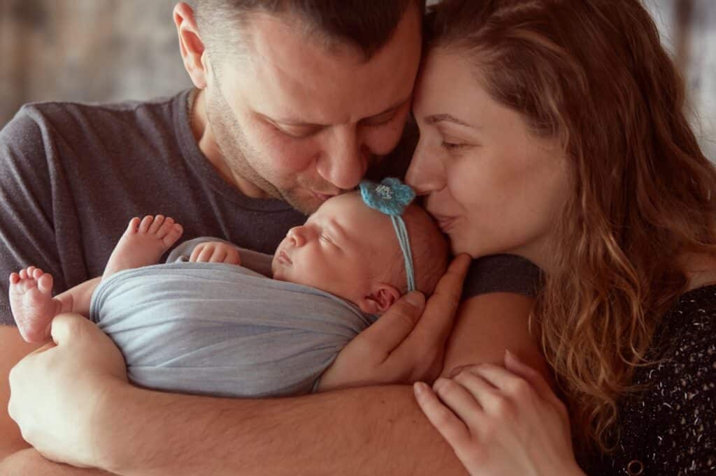 Un père et une mère embrasse leur nouveau-né