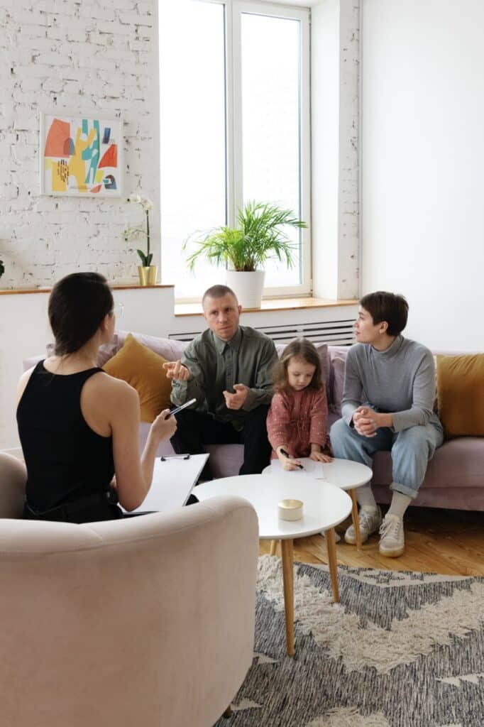 Photographie d'une psychologue en consultation avec une famille afin d'être armé face aux difficultés rencontrées